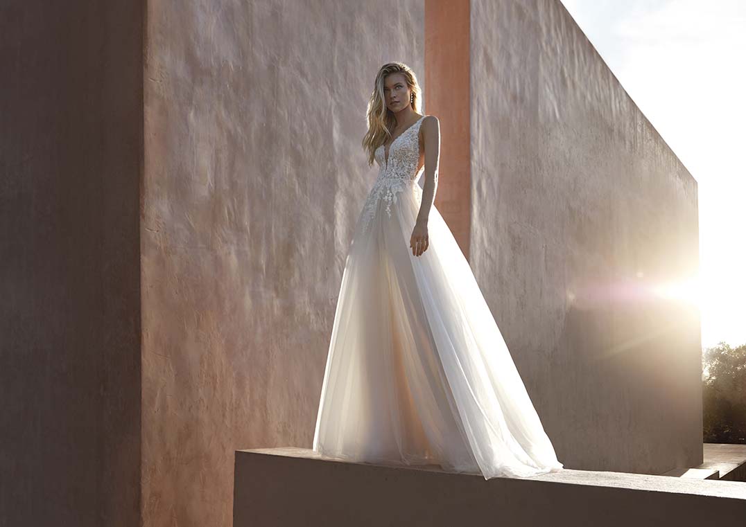 dlouhe-bile-saty-nevesta-svatba-pronovias-CRIMSON-B